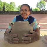 Mujer practicando ceramica