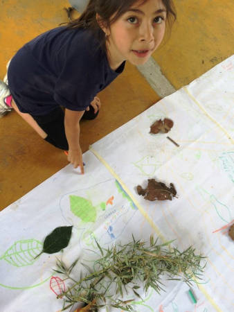 Niña en taller